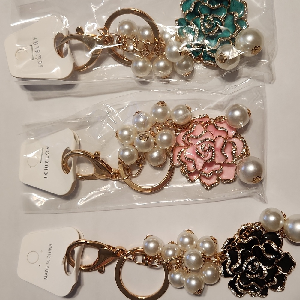 Camellia & Cluster Of Pearls bag charm/keyring.  1 pc
